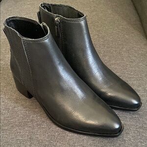 Vince Camuto women’s Black Ankle Boots size 7